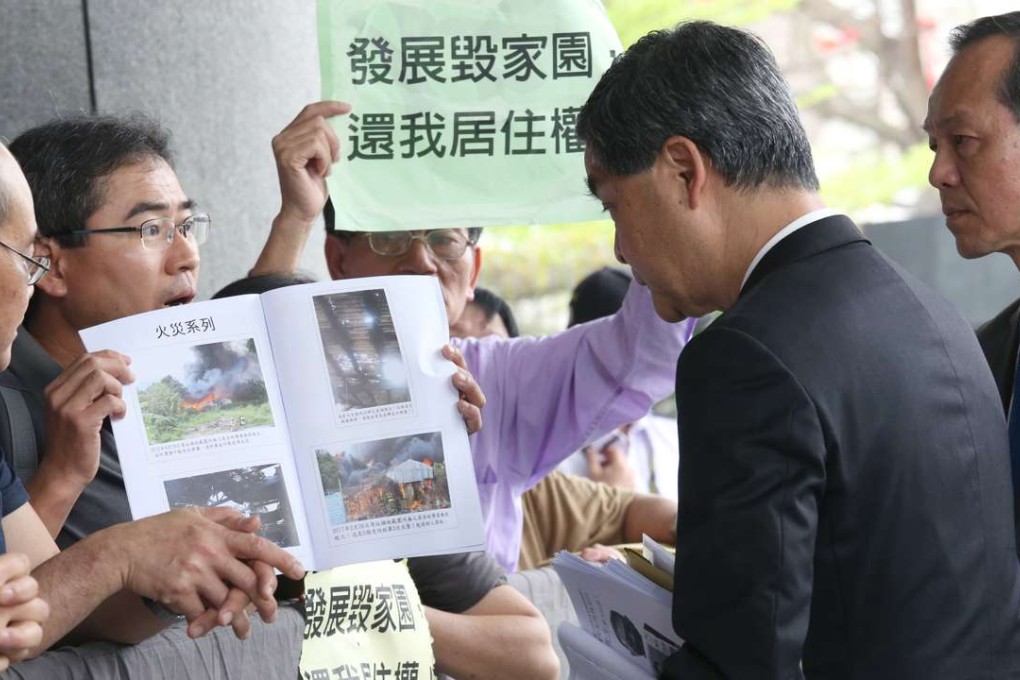 Chief Executive Leung Chun-ying meets the protesters before the weekly Exco meeting. Photo: David Wong