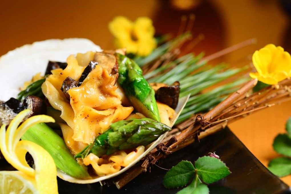 Senzuru’s teppanyaki Yamaguchi geoduck with US asparagus and mushrooms.