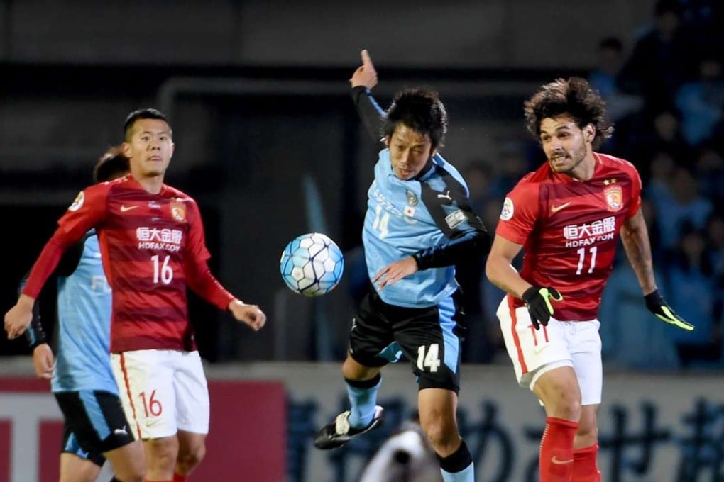 Guangzhou Evergrande forward Ricardo Goulart (right) fights for the ball with Kawasaki Frontale midfielder Kengo Nakamura. Photo: AFP