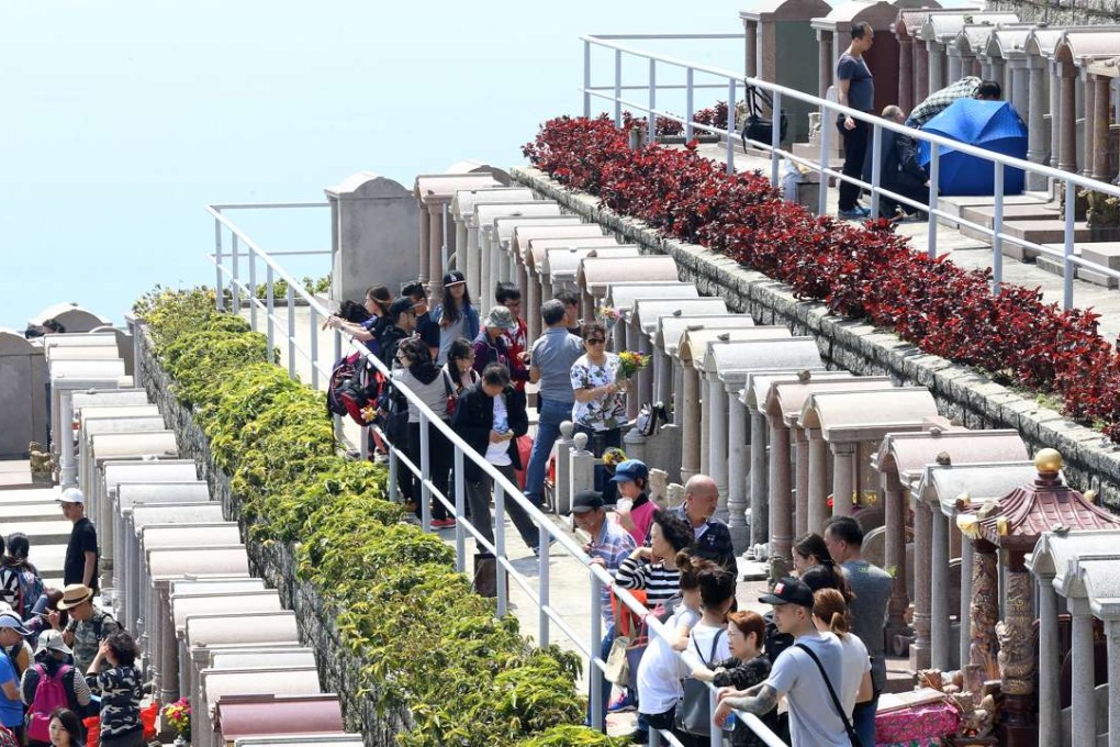 Hongkongers queue to sweep graves in homage to their ancestors at Tseung Kwan O Cemetery on April 4, the day of the Ching Ming Festival. Photo: Dickson Lee