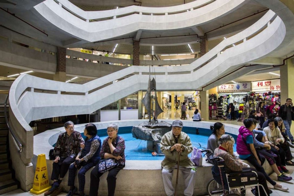 A courtyard chat in Mei Foo Sun Chuen. Photos: Christopher DeWolf, SCMP