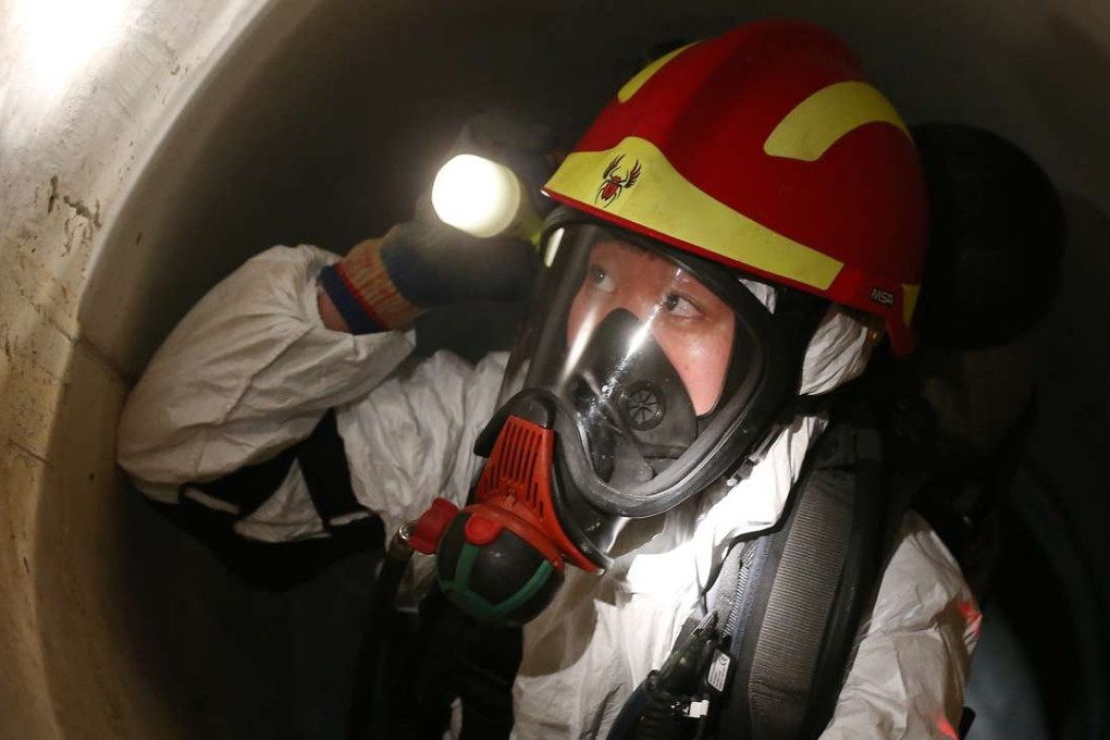 Search team officer Hui Pak-yee demonstrates the skills required in a tunnel. Photo: K. Y. Cheng