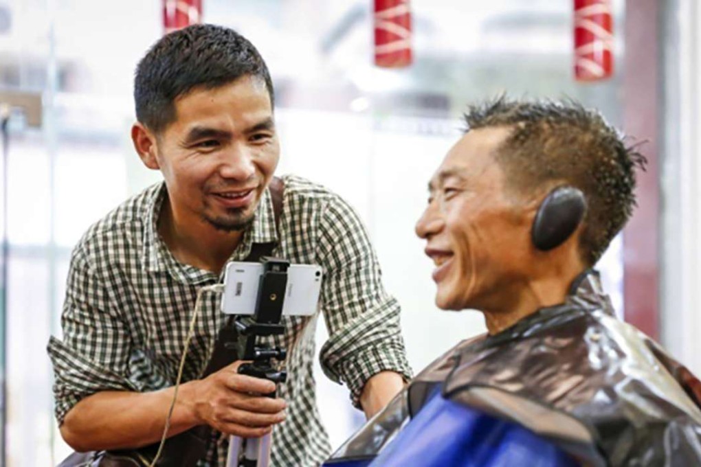 Tsai interviews Li Hongfeng, 61, whom he helped reunite with his family after 11 years. Photo: Handout