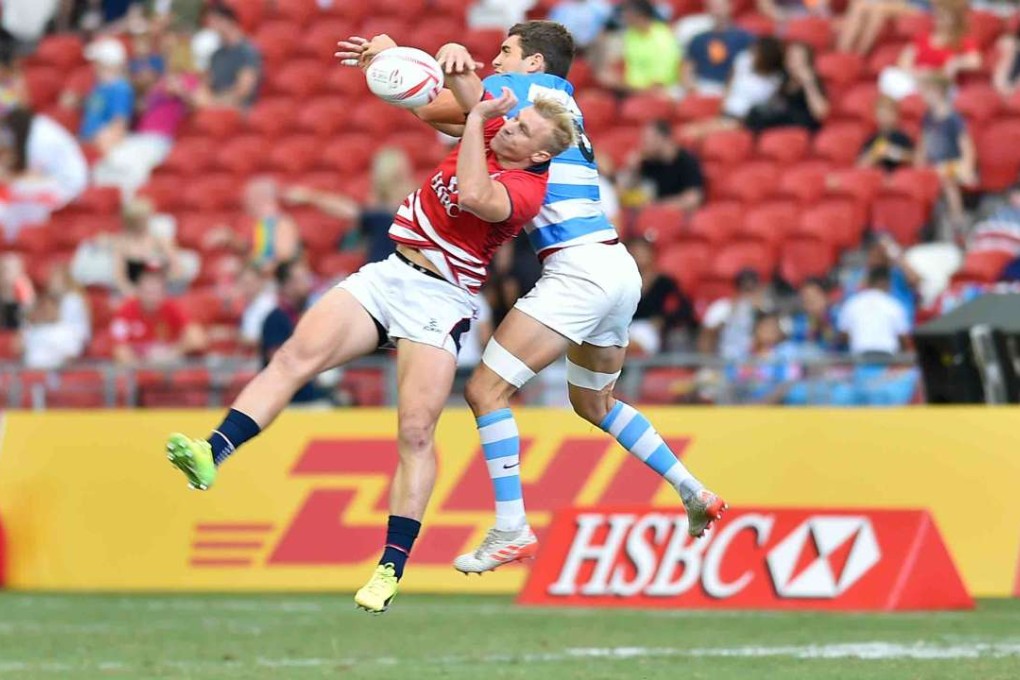 Hong Kong’s Max Woodward goes flying high against Argentina at the Singapore Sevens. Photos: Singaporemaven