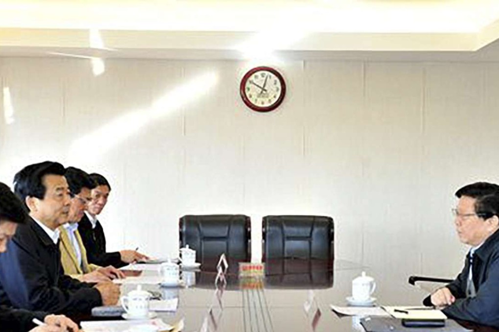 Zhang Huawei (second left) delivers his central inspection group’s feedback to China Huadian Corp in February 2014. Photo: CCDI