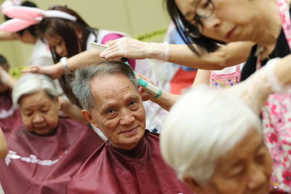 Volunteers cut the hair of the elderly to celebrate Easter at the Lai Chi Kok Community Hall in Sham Shui Po, on April 9. Photo: Felix Wong