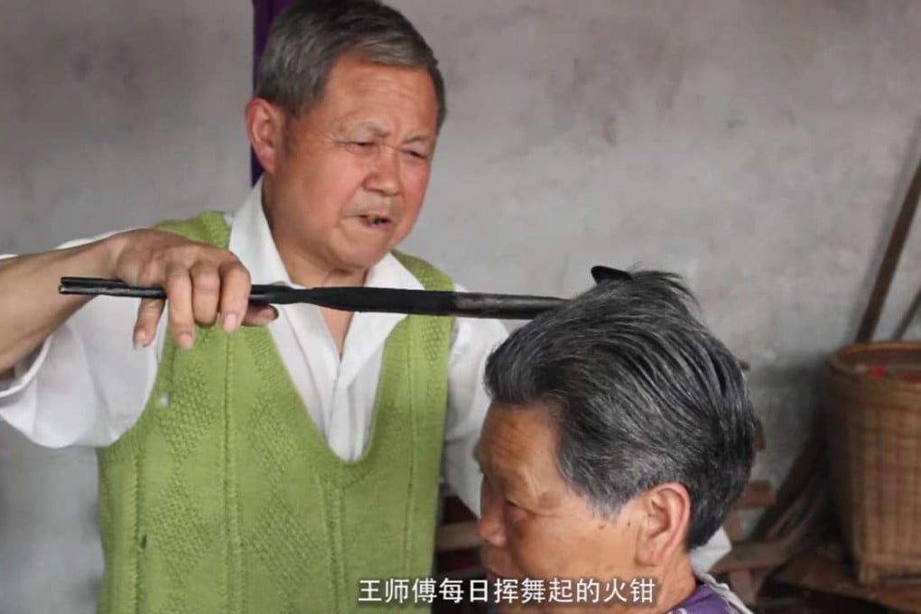 Wang Meimei wielding his hot tongs. Photo: Sina.com.cn