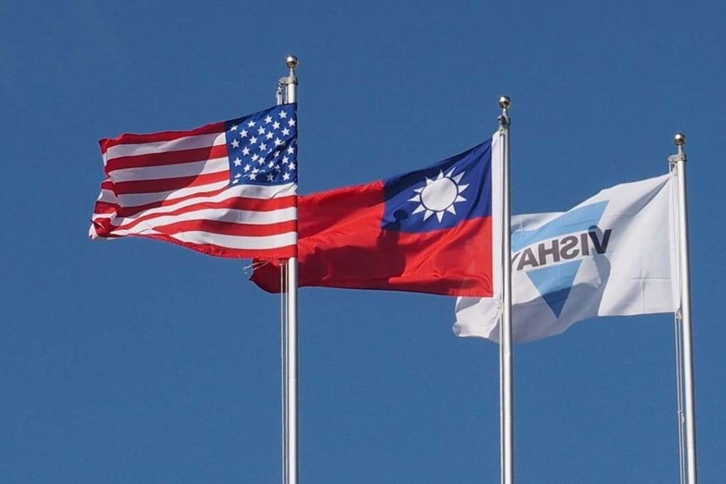 The national flags of the US (L) and Taiwan (C) fly side by side at a joint venture company in New City, Taiwan. Photo: EPA