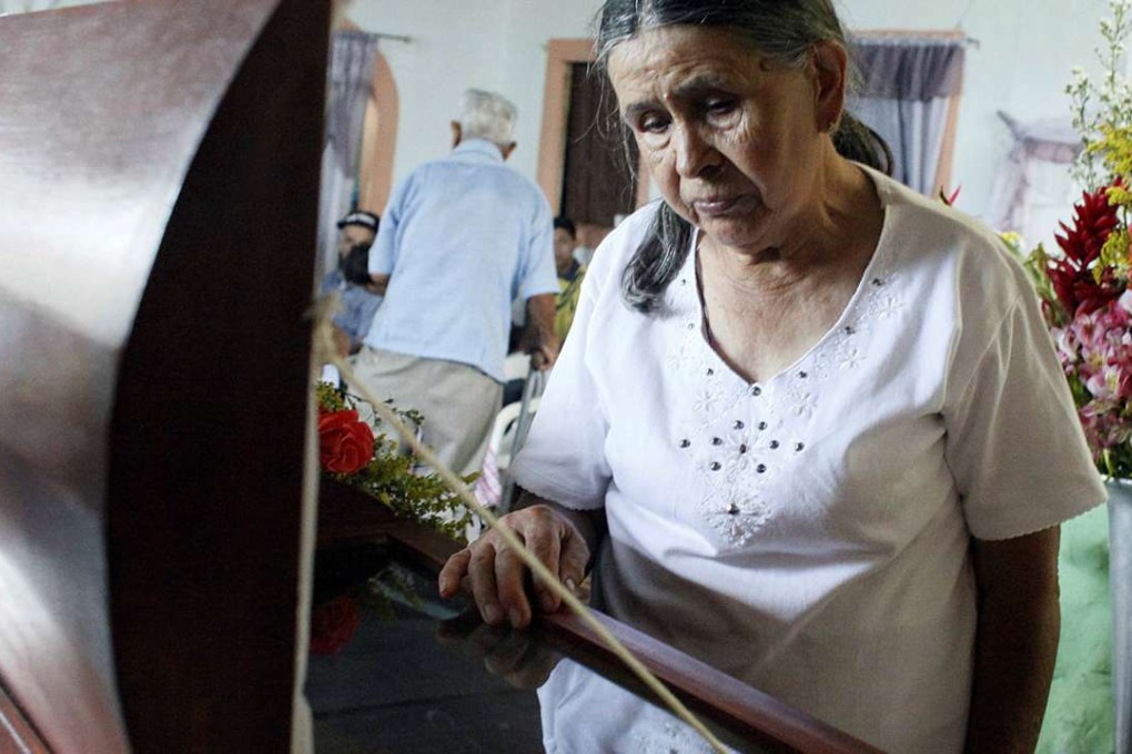 A woman looks at the coffin of Paola Ramirez, a student who died during protests which have engulfed Venezuela and has killed 20 people, during her wake in San Cristobal, Venezuela, April 20, 2017. Photo: Reuters