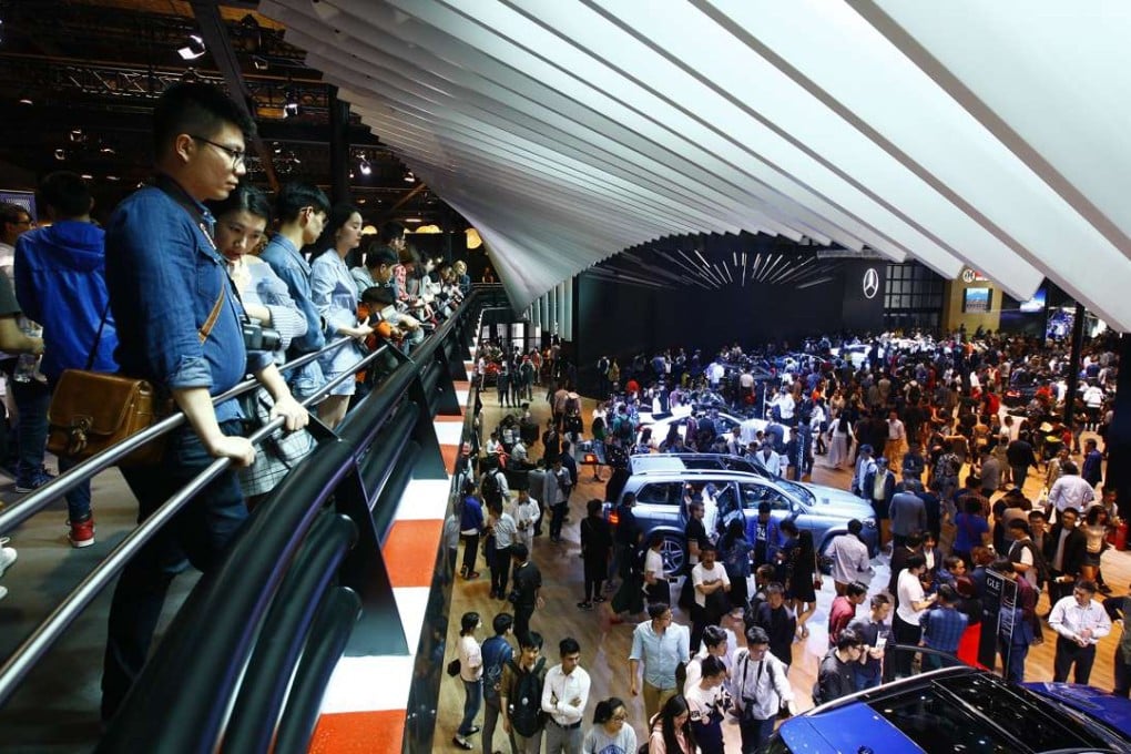 (170422) -- SHANGHAI, April 22, 2017 (Xinhua) -- Visitors come to the 2017 Shanghai International Automobile Industry Exhibition in Shanghai, east China, April 22, 2017. A total of 113 models of car made their global debut at the auto show, which has attracted more than 1,000 exhibitors from 18 countries and regions. The 1,400 complete vehicles exhibited include 159 new energy vehicles and 56 concept cars. (Xinhua/Fang Zhe) (zhs)