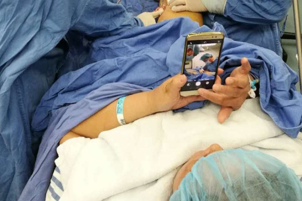 The patient, Zhu, took photos of doctors and nurses and viewed friends’ posts on WeChat during the 18-minute operation. Photo: Qq.com