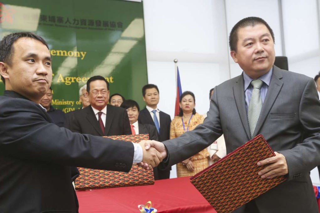 Cambodian Human Resource Development Association chairman Simon Liu (left) and Ministry of Labour and Vocational Training director general Dr Seng Sakda (right) at a ceremony to launch a programme to bring Cambodian helpers to Hong Kong. Photo: K.Y. Cheng