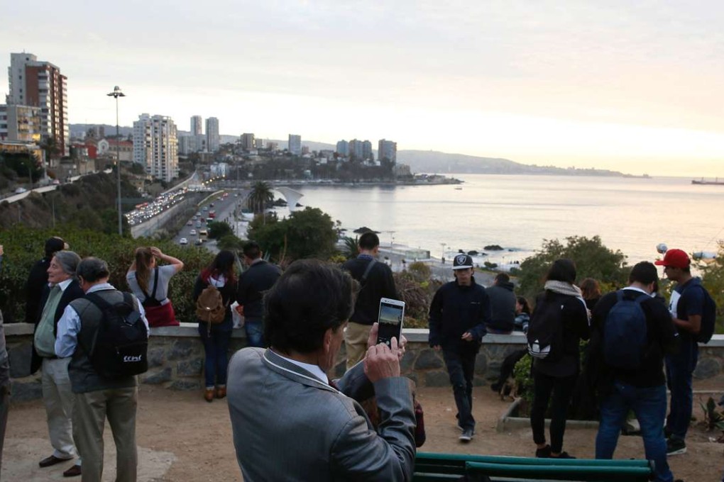 People stand and watch the ocean on Cerro Castillo hill, after a mass evacuation of the entire coastline during a tsunami alert after a magnitude 7.1 earthquake hit off the coast in Vina del Mar, Chile April 24, 2017. Photo: Reuters