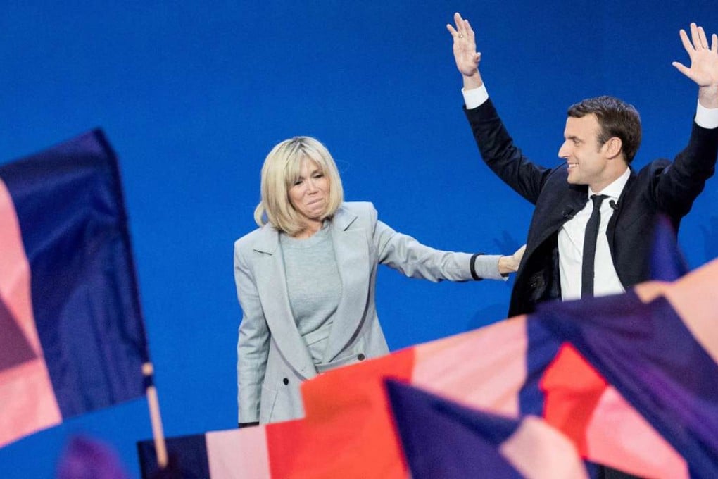 Emmanuel Macron, France's independent presidential candidate, waves as he arrives with his wife Brigitte Trogneux to deliver a speech in Paris on April 23, 2017. Photo: Bloomberg/Christophe Morin.