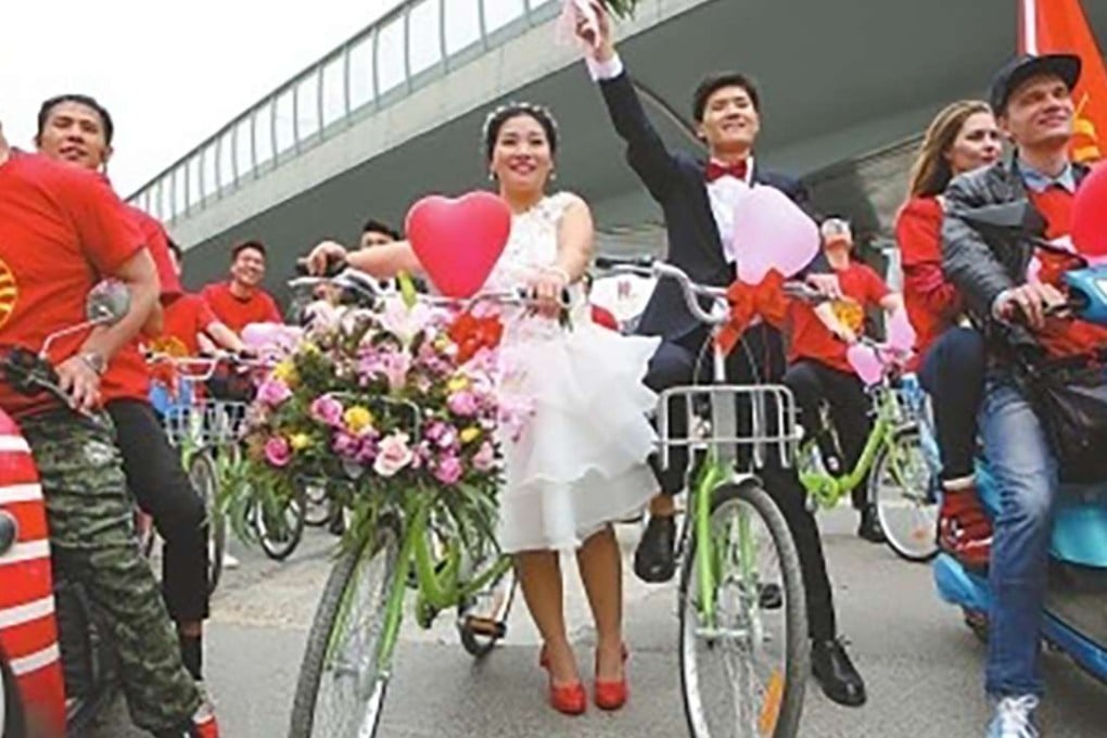 The couple pictured on their wedding day bikes. Photo: Qq.com