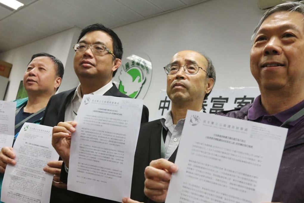 Lawmaker James To (second from left) and Citic’s small shareholders have urged the SFC to appeal against a ruling by the Market Misconduct Tribunal that cleared former chairman Larry Yung and four other ex-directors of misconduct and of providing misleading information over losses from foreign-currency bets in 2008. Photo: Felix Wong