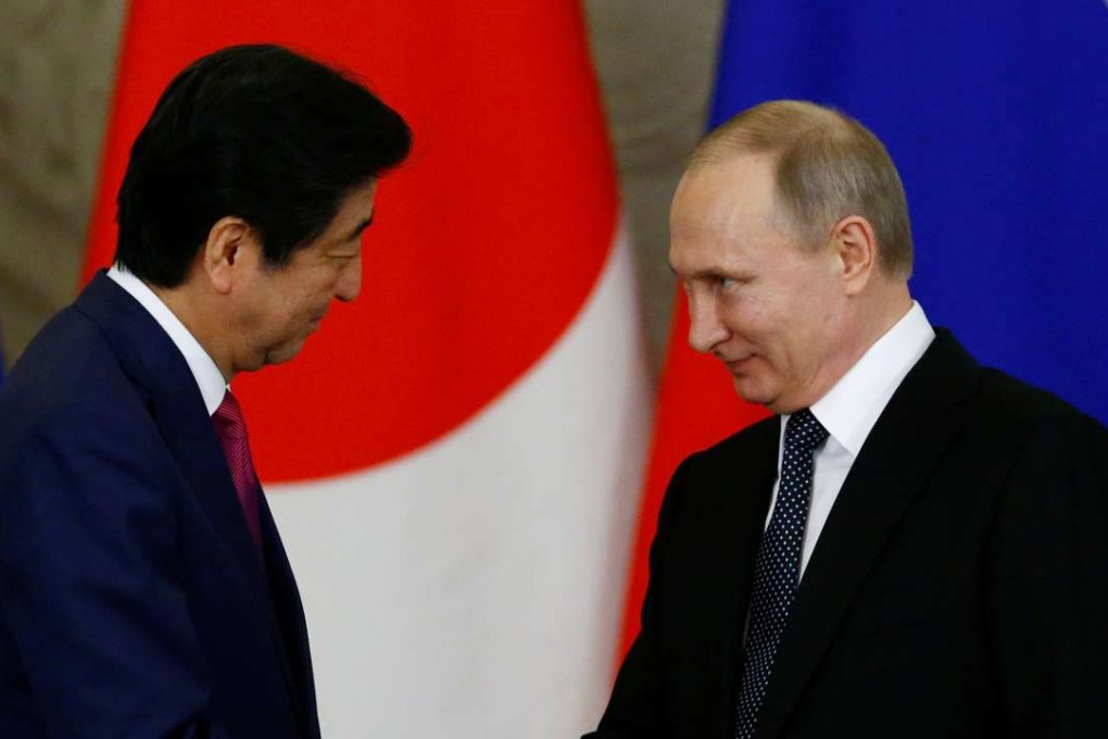 Russian President Vladimir Putin (R) shakes hands with Japanese Prime Minister Shinzo Abe during a media briefing following their meeting at the Kremlin in Moscow, Russia, April 27, 2017. The North Korean crisis dominated the talks. Photo: Reuters