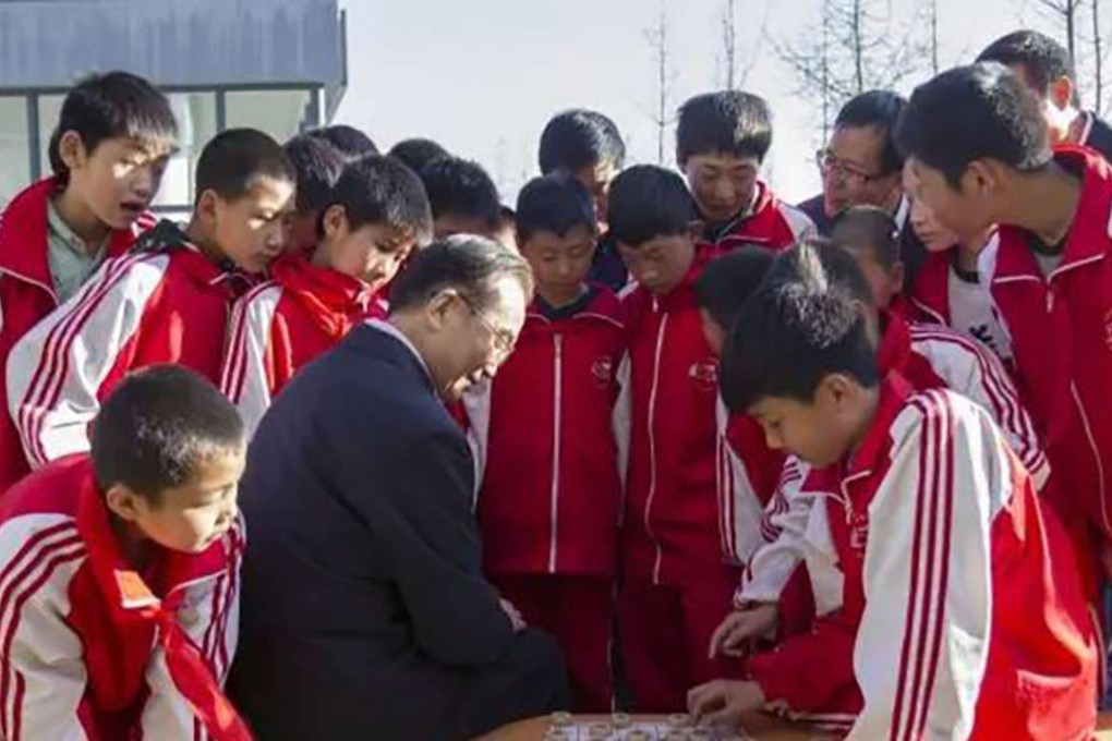 China’s former premier Wen Jiabao plays chess with secondary school pupils in Luliang, Shanxi province. Photo: Handout