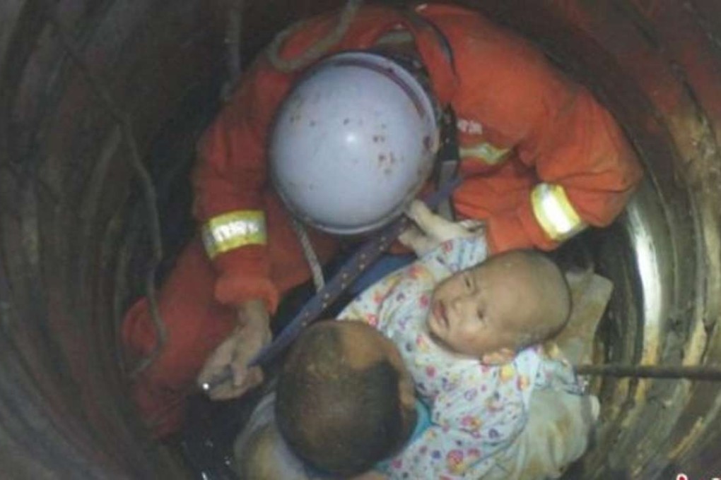 Rescue workers haul the girl to the surface. Photo: Chinanews.com
