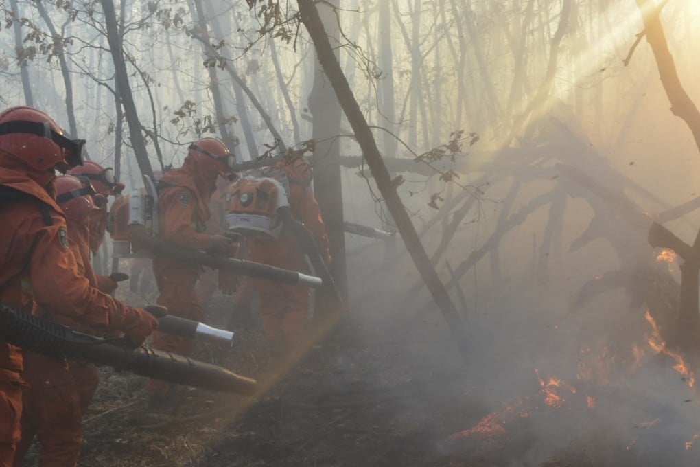 Firefighters tackling the blaze in Inner Mongolia. Photo: Xinhua突破性进展，火场已实现外线全部合围，明火被扑灭。目前正在开展火场纵深清理工作。 新华社发（毛亚团 摄）