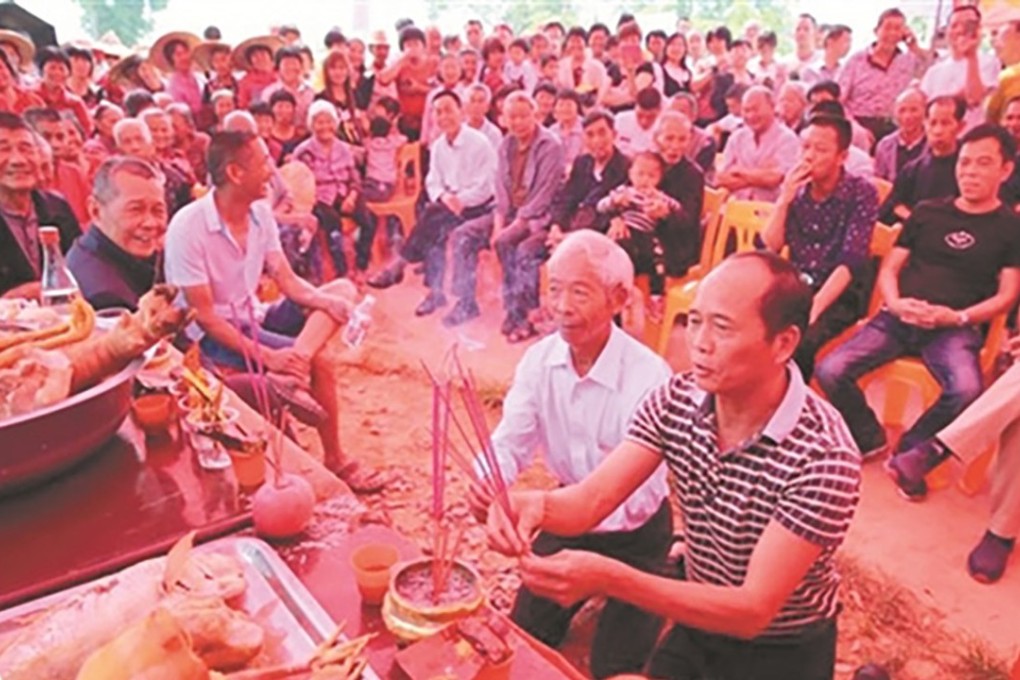 Villagers at the gathering which formally ended the feud. Photo: Qzwb.com