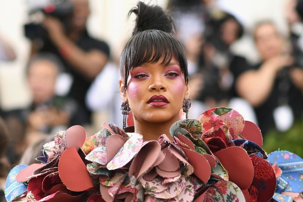 Rihanna met gala comme des garcons store