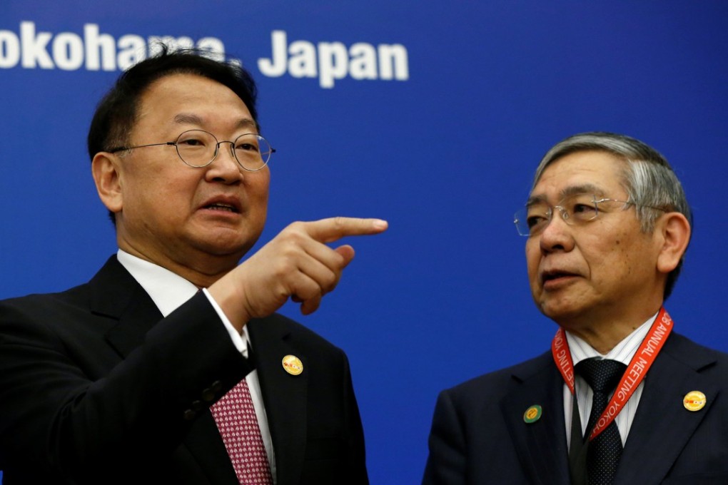 South Korea’s finance minister Yoo Il-ho (left) pictured with Bank of Japan Governor, Haruhiko Kuroda, on the sidelines of Asian Development Bank meeting in Yokohama. Photo: Reuters