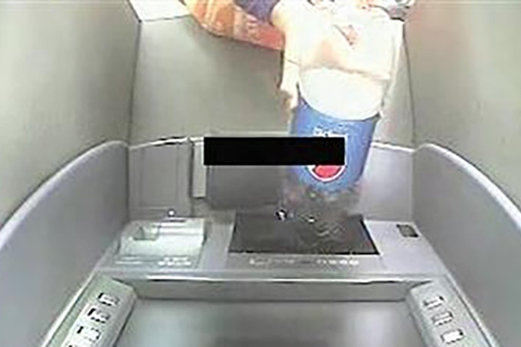 A surveillance camera still of the woman pouring the drink into the ATM. Photo: 163.com