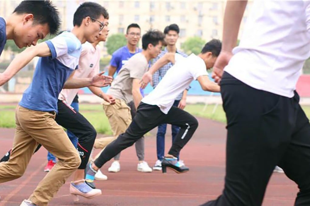 The male students racing in high heels. Photo: Youth.cn
