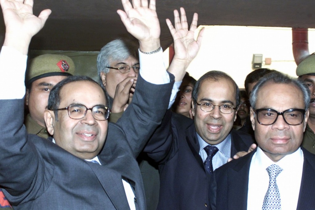 Srichand Hinduja (L), Gopichand Hinduja (C) and Prakesh Hinduja (R) wave to reporters outside a court in New Delhi January 19, 2001. Photo: REUTERS