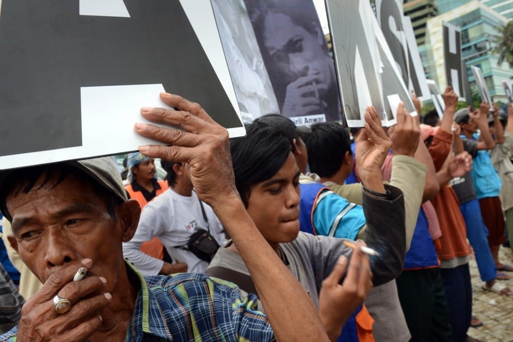 Indonesian men smoke in a counter-protest against World No Tobacco Day in Jakarta. Photo: AFP