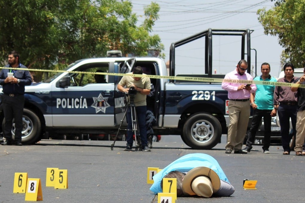 Evidence identifiers are placed next to the body of renowned crime journalist Javier Valdez, who was gunned down in Culiacan, Sinaloa state, Mexico, on May 15, 2017. Photo: Reuters