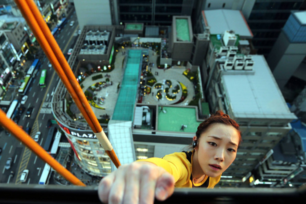 Kim Ja-in climbs Lotte Department Store in Myeong-dong, Seoul, Oct. 4, 2013. Photo: Korea Times