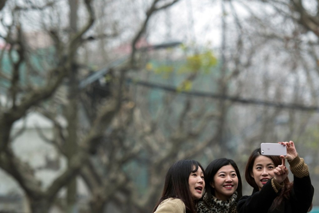 WeChat users in China can now share their Moments simultaneously on Facebook and Twitter, as Tencent allows domestic users to synchronise contents with the latter apps that are still banned in the mainland. Photo: AFP