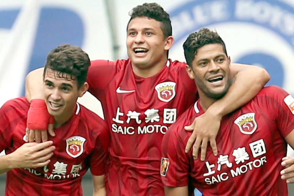 Shanghai SIPG’s Brazilian trio Oscar (left), Elkeson and Hulk celebrate against Shanghai Shenhua. Photos: Xinhua 不敌上海上港队。 新华社记者凡军摄