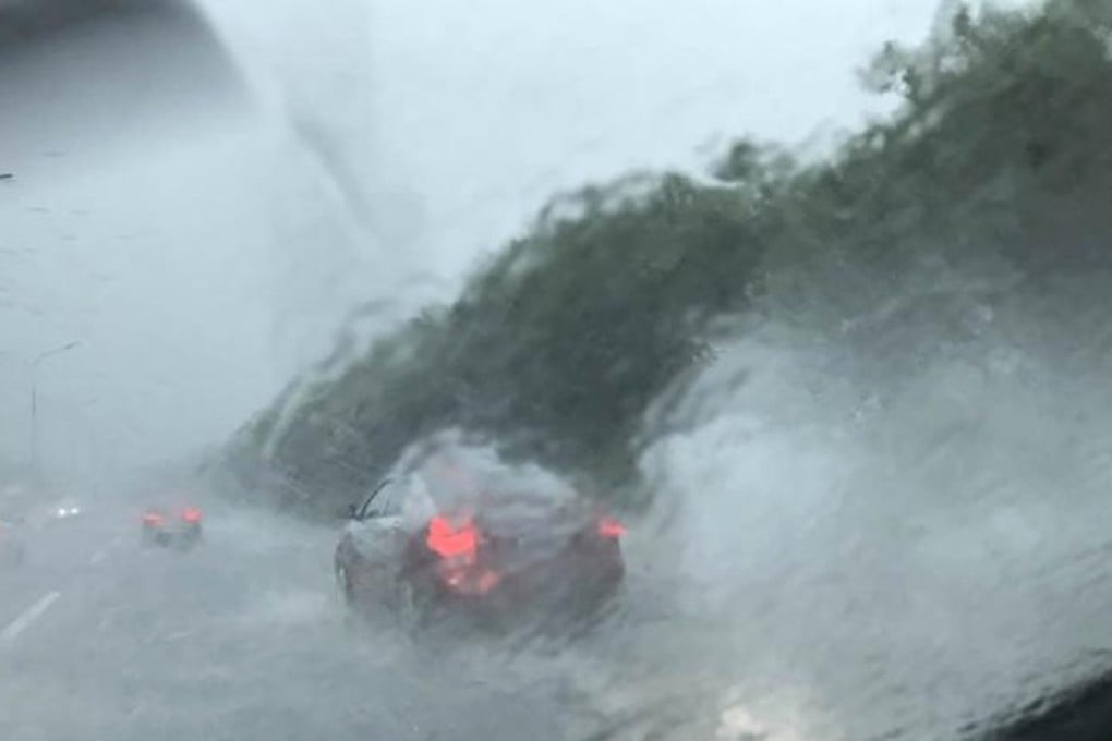 Cars driving through the torrential rain. Photo: Southern Metropolis News