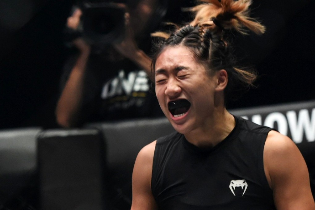 Singapore's Angela Lee celebrates after defeating Brazil's Istela Nunes. / AFP PHOTO / ROSLAN RAHMAN