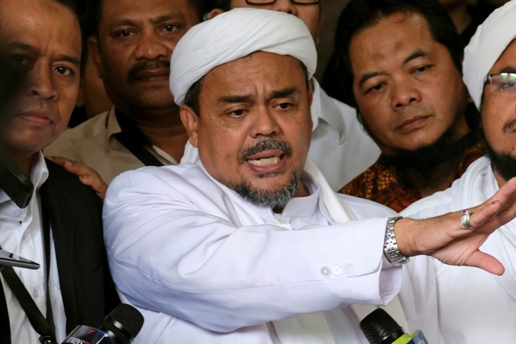 Leader of the Islamic Defenders Forum (FPI) Habib Rizieq (centre). Photo: Reuters