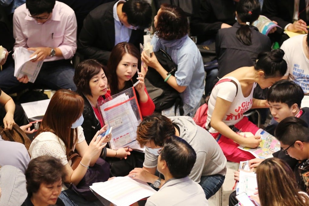 Potential buyers pack the sales office of Cheung Kong Property's Ocean Pride project in the Fortune Metropolis building in Hung Hom last Friday. Photo: Edward Wong
