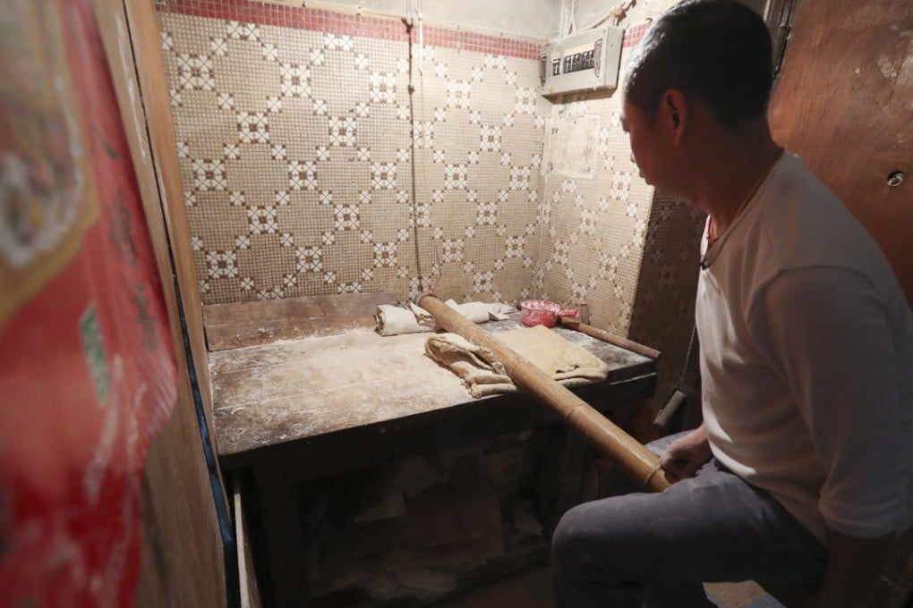 Lau Fat-cheong, the third generation owner of Lau Sum Kee Noodle, makes noodles using a bamboo pole. Photo: Nora Tam