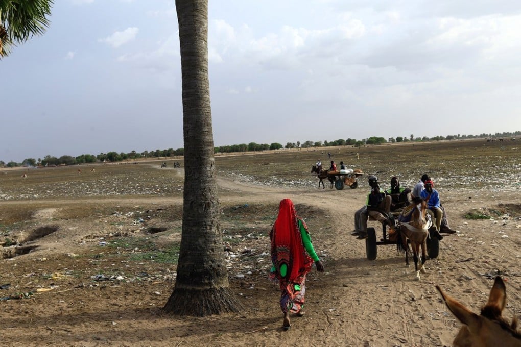 People walk towards the border with Central African Republic in Um Dafuq, Sudan, on May 29. Photo: Reuters