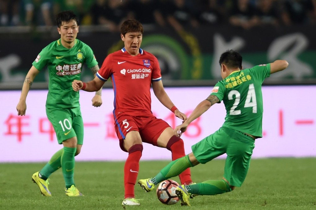 Beijing Guoan in action against Chongqing Lifan. Photo: Xinhua赫国安队。 新华社记者唐奕摄