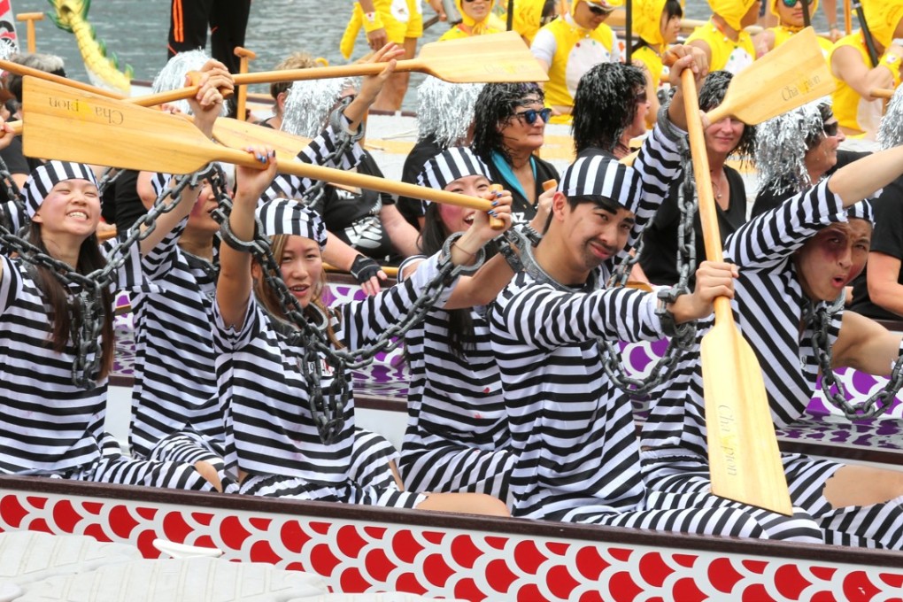 A team dressed as prisoners takes to the waters off Central. Photo: K. Y. Cheng
