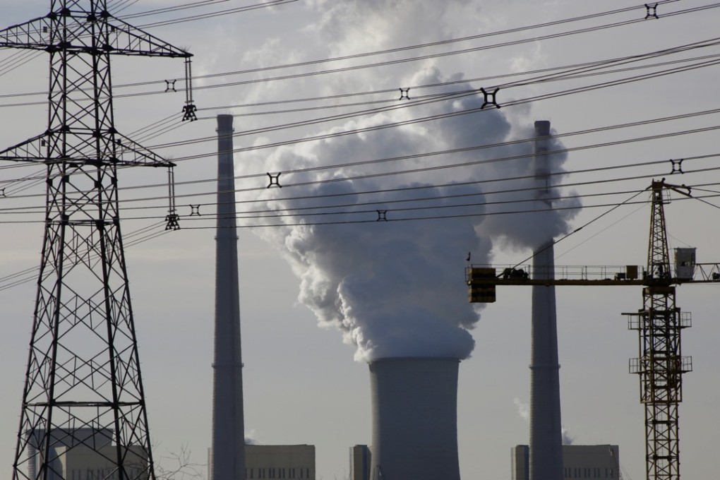 A coal-fired power plant is pictured near a construction site in Beijing, China, December 9, 2016. Photo: Reuters