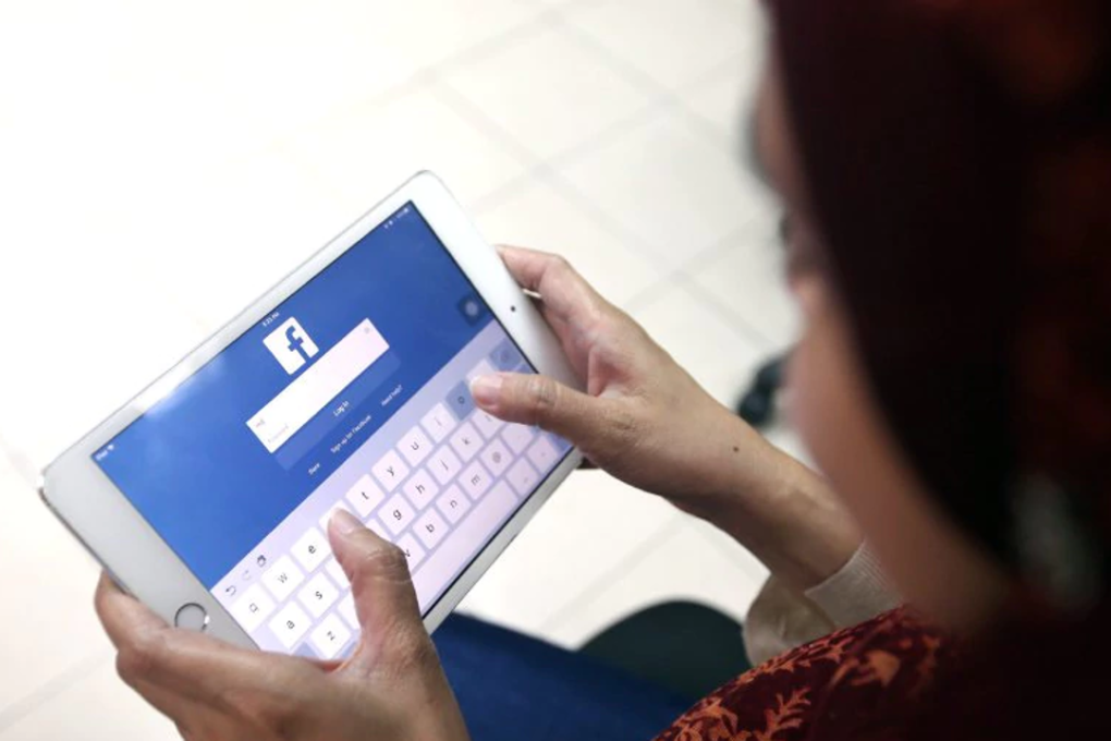 Ninety per cent of participating students responded that they used social media to stay connected with friends ‘often’ or ‘most of the time’. Photo: HAZREEN MOHAMAD