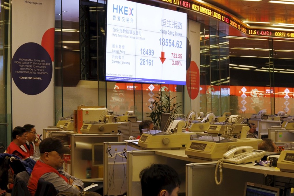 A display board shows the falling Hang Seng Index during morning trading on the first day of trading after Lunar New Year holidays at the Hong Kong Stocks Exchange in Hong Kong, China February 11, 2016. Photo: REUTERS
