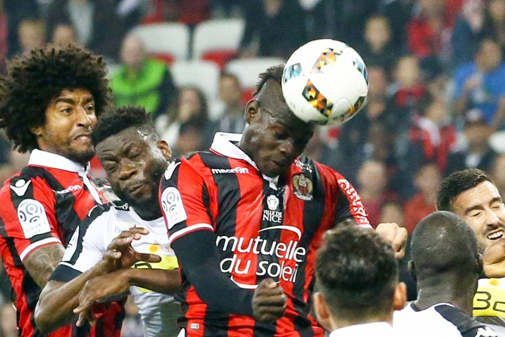 Mario Balotelli (C) from OGC Nice heads the ball during a game against SCO Angers in Nice, France. Photo: Xinhua