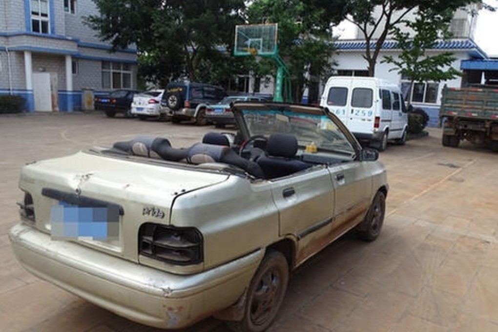 The car pictured with its roof cut off. Photo: Yunnan.cn