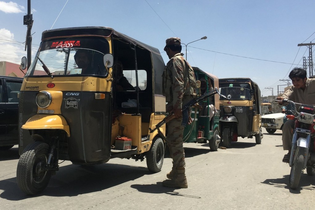 Paramilitary officers check vehicles in Quetta, Pakistan, where two Chinese were abducted. Photo: EPA