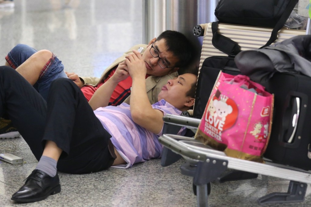 Passengers wait at Hong Kong airport during the delays. Photo: K. Y. Cheng